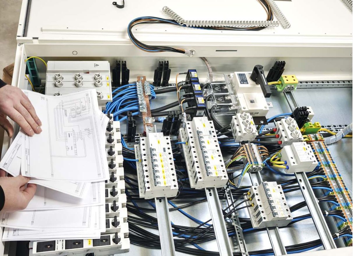 Elektrische Komponenten in einem Schaltschrank